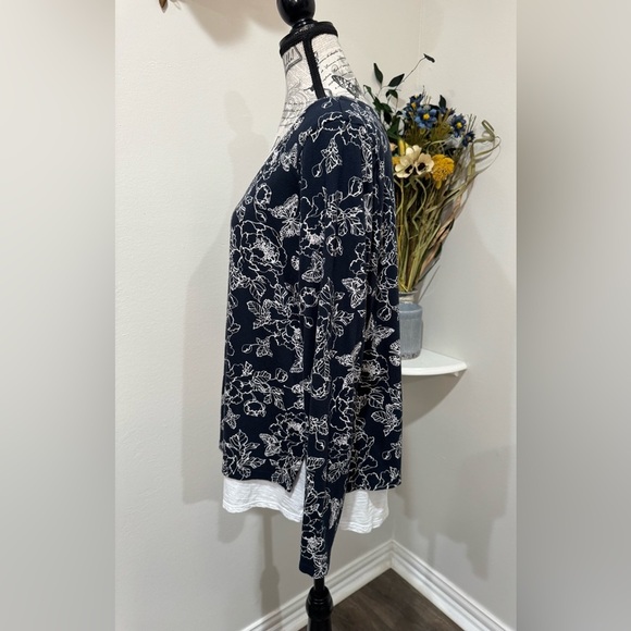 J. Jill Blue & White Butterfly Graphic Long Sleeve Top size Medium - Picture 5 of 9